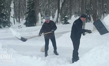 Лукашенко с сыном и шпицем Умкой вышли на расчистку снега
