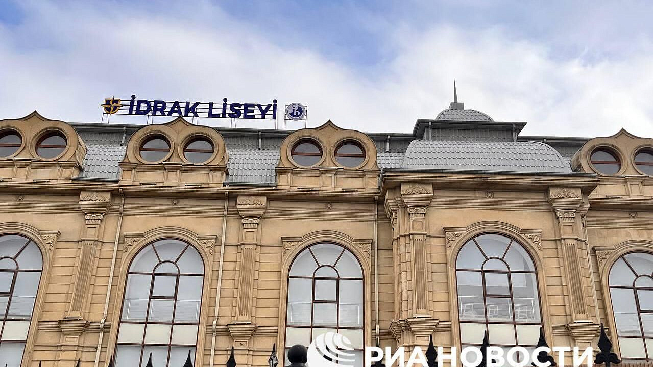 Учительница находится в тяжелом состоянии после стрельбы в лицее Баку