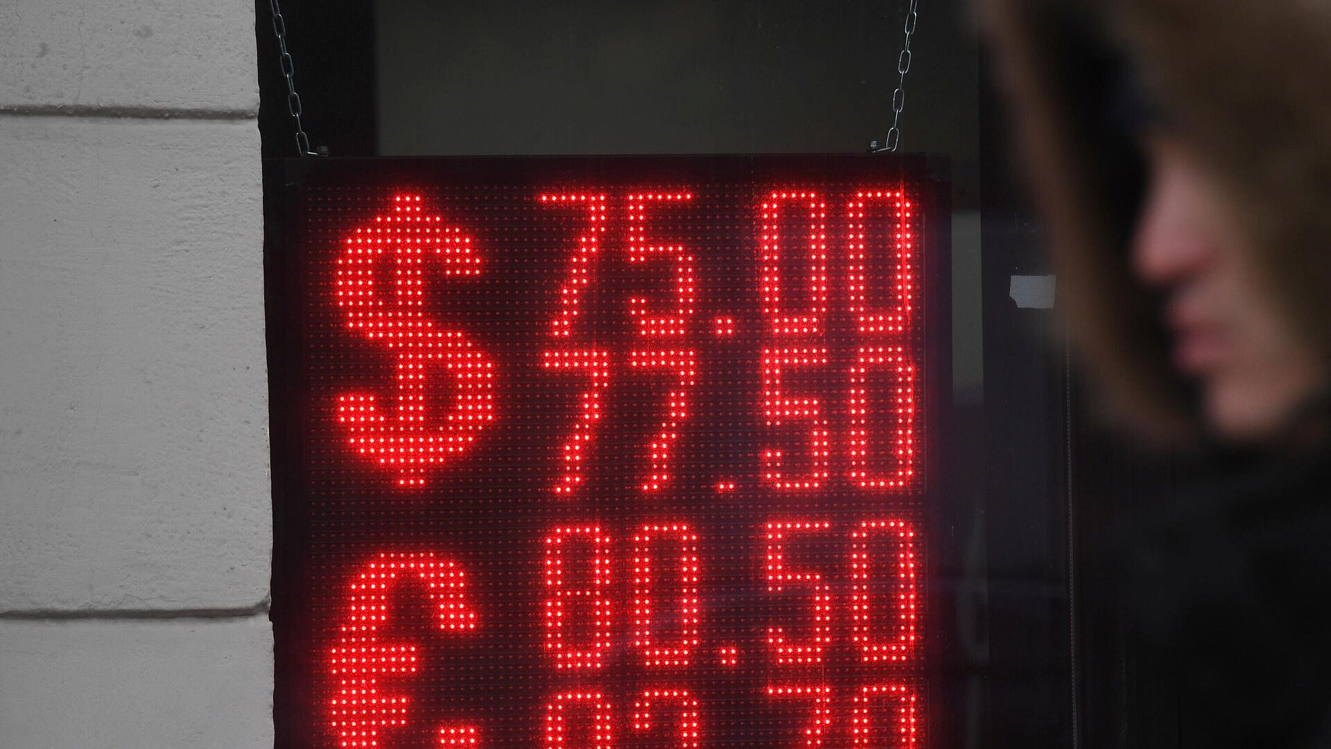 Экономист объяснил, почему доллар больше не будет по 70 рублей