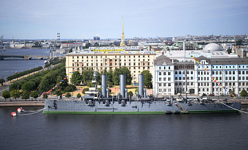 Житель Петербурга решил повисеть на якорной цепи крейсера "Аврора"