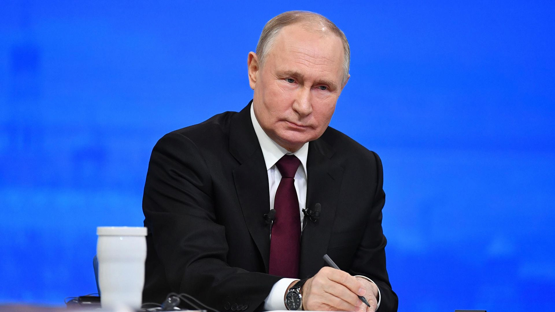 Путин подписал закон, позволяющий быстро пресекать продажу опасных товаров