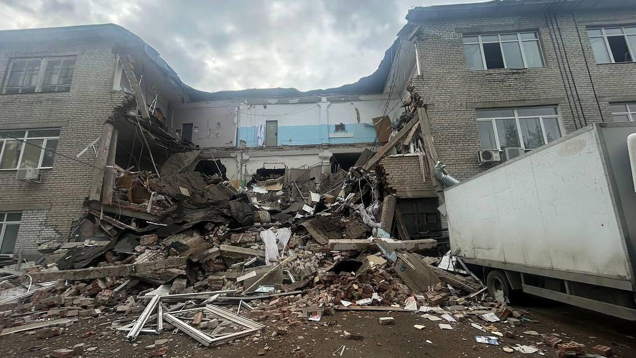 Спасатели завершили работу после обрушения офисного здания в Екатеринбурге