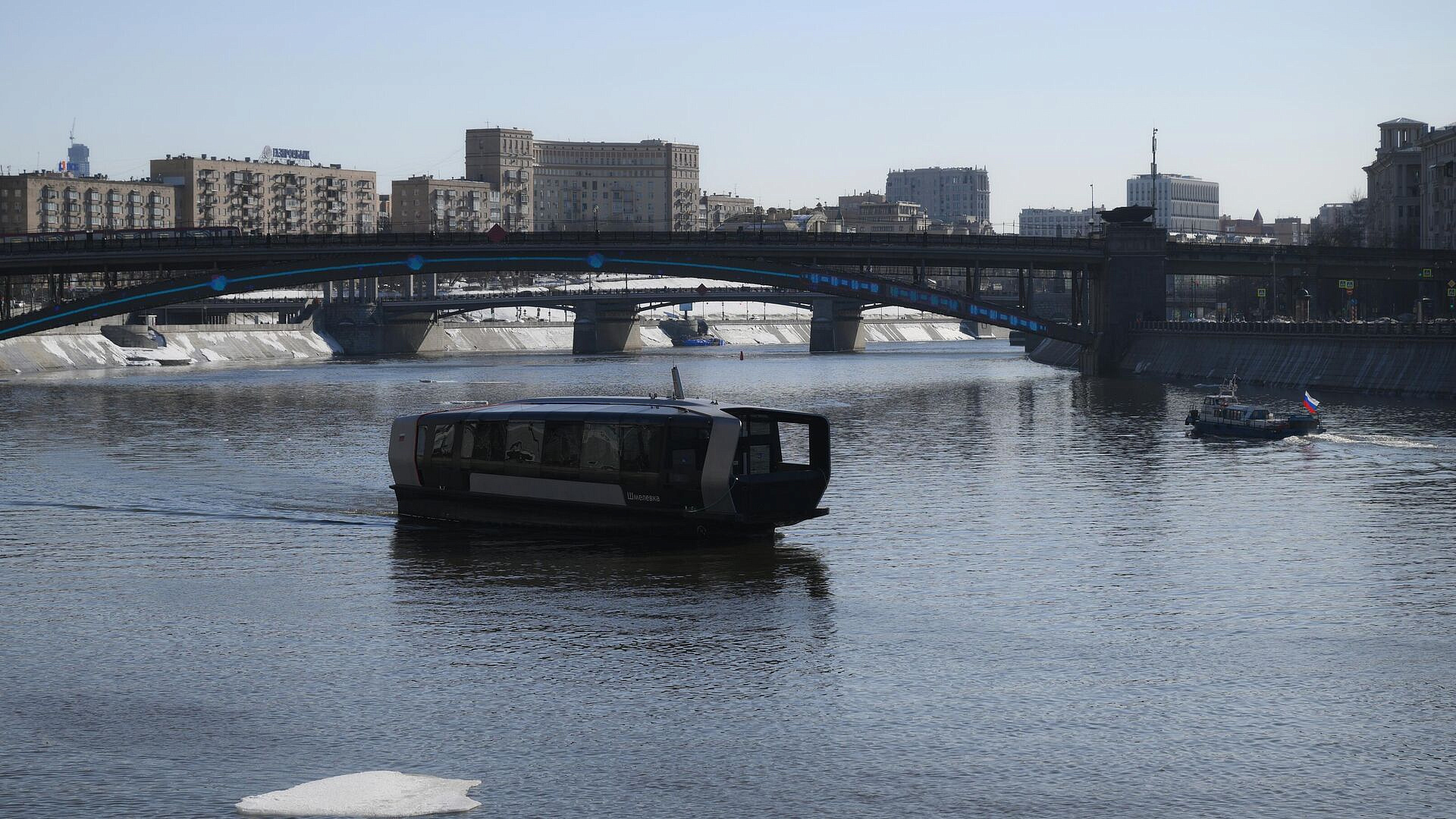 В Москве каноэ с двумя людьми попало под винты речного трамвайчика