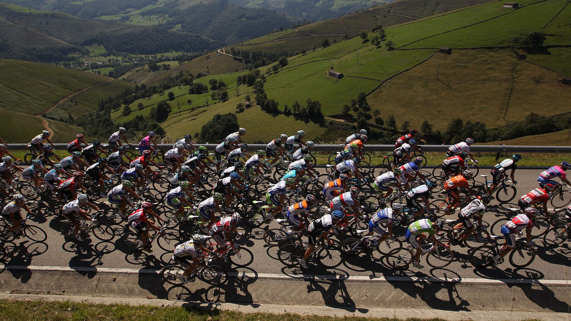 Велогонщика переехал мотоцикл во время многодневки в Италии