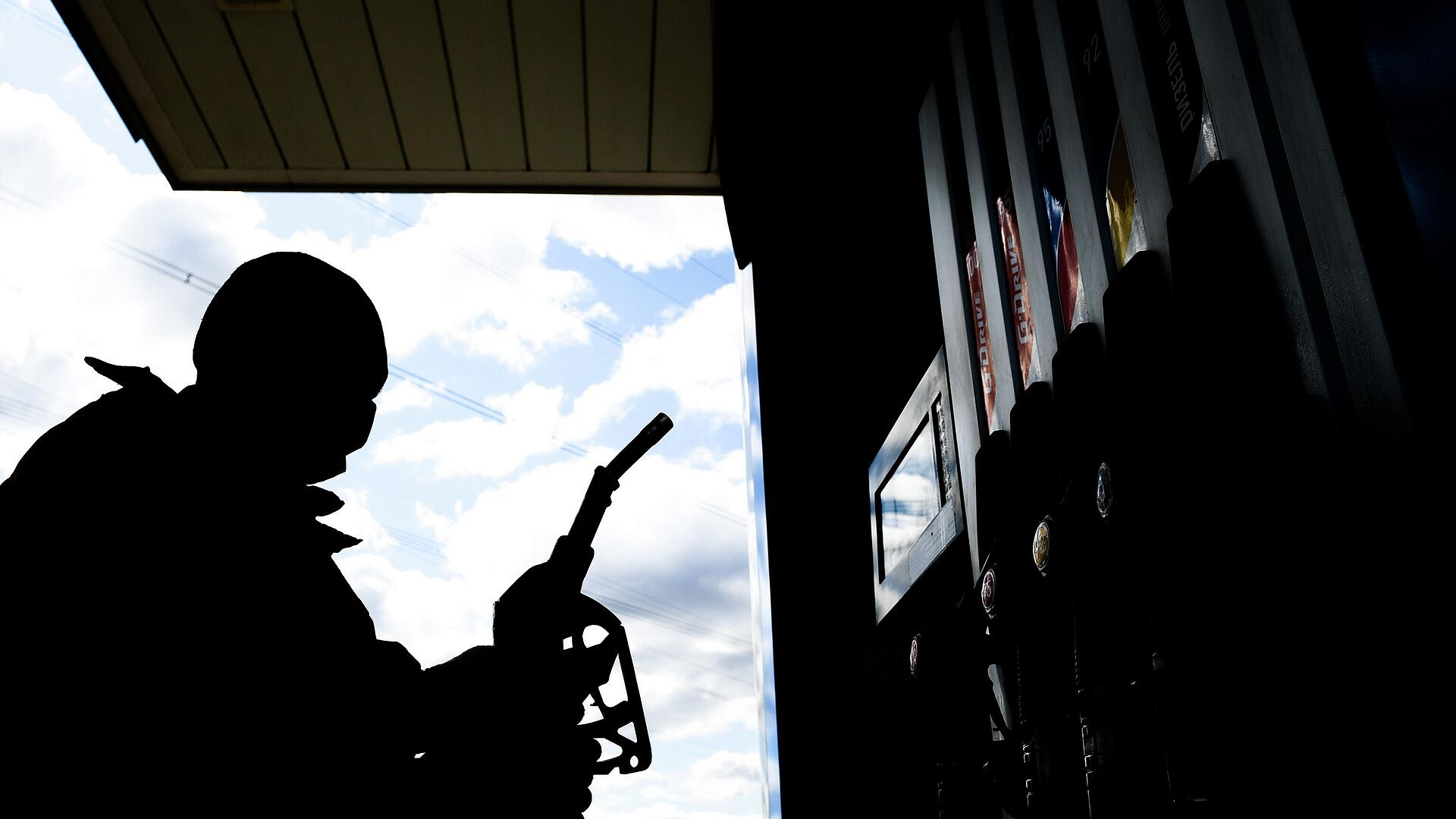 Путин дал поручения по топливу для перевозчиков по коридору "Север — Юг"