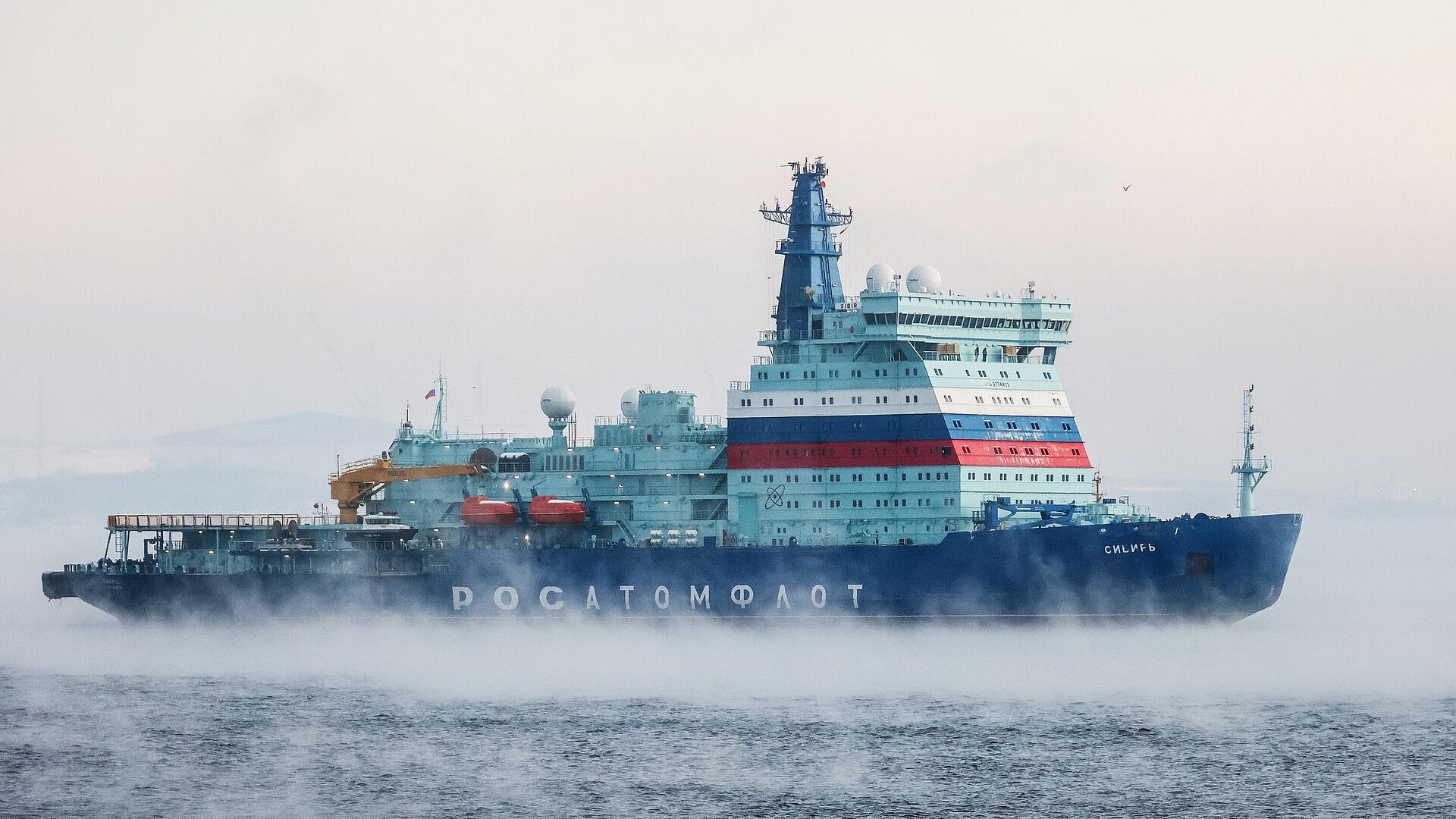 Атомный ледокол "Сибирь" начал работу в Финском заливе