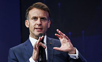 Макрон принял решение создать прямой канал связи с Россией