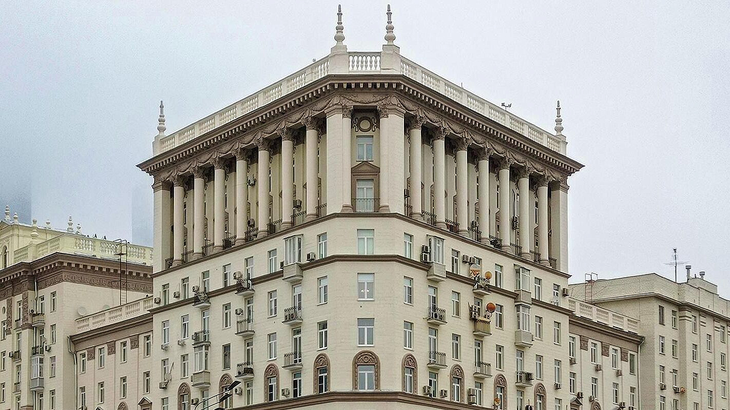 В Москве привели в порядок три дома с датами возведения на фасадах