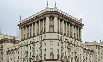 В Москве привели в порядок три дома с датами возведения на фасадах