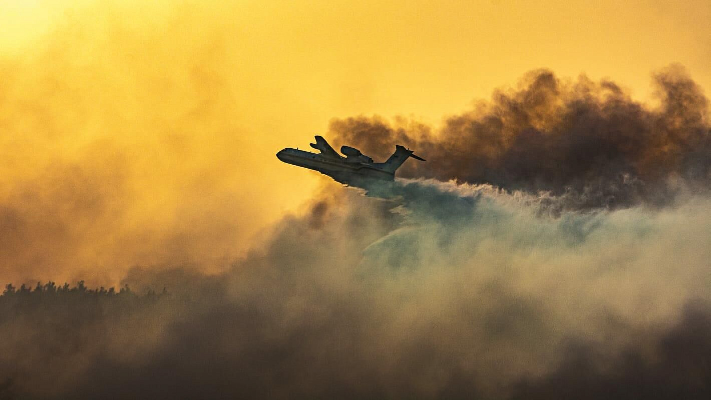 Два российских самолета-амфибии приступили к тушению пожаров в Турции
