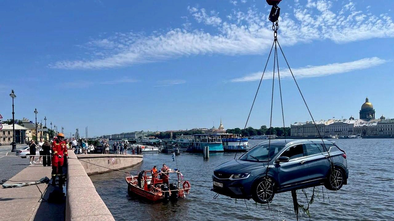 Из Невы достали съехавший в воду автомобиль