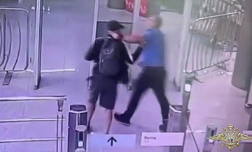 В Москве ранее судимый мужчина напал на сотрудника метро с ножом