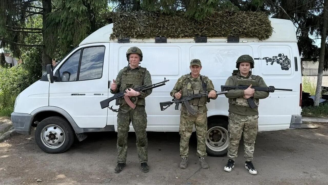 Новгородские бизнесмены передали в зону СВО микроавтобус и электростанции