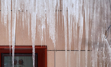 Москвичей предупредили об опасности падения снега и сосулек с крыш