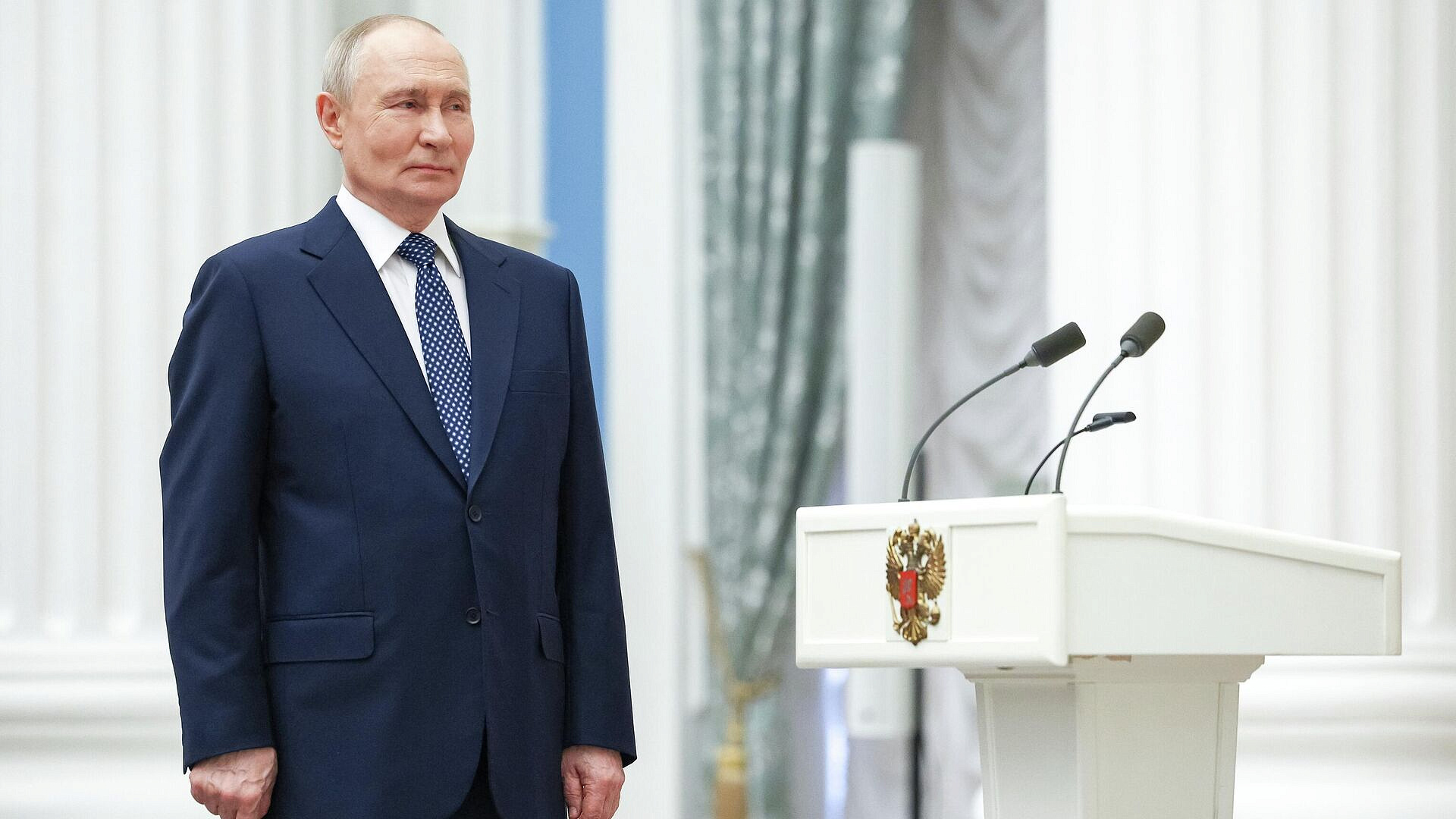 Путин наградил семьи из семи регионов медалями ордена "Родительская слава"