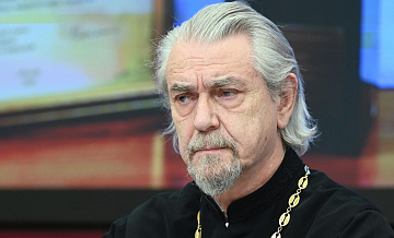 Священник рассказал, почему зеленый стал цветом дня Троицы