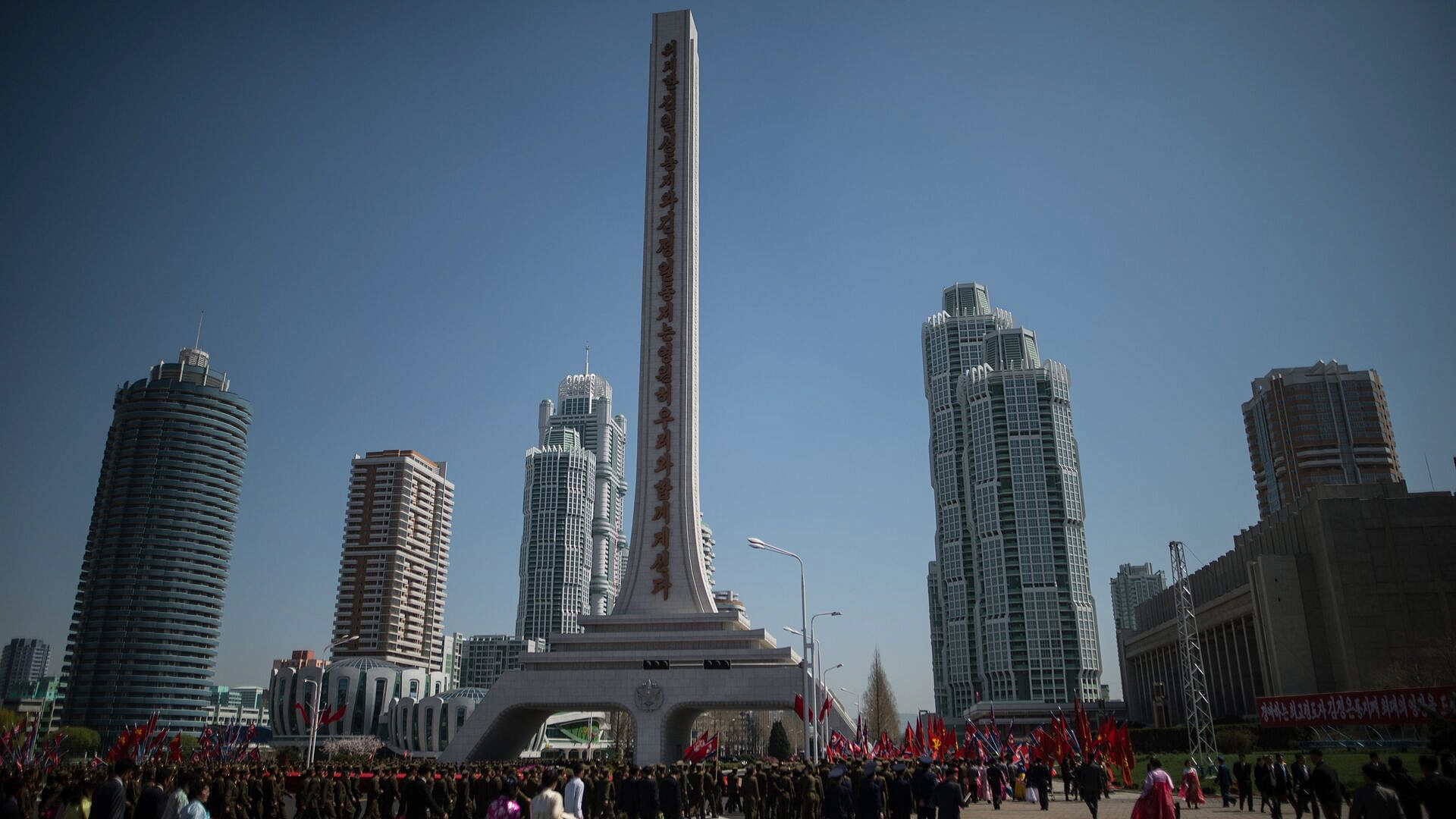 Российские дипломаты возложили цветы к Монументу освобождения в КНДР