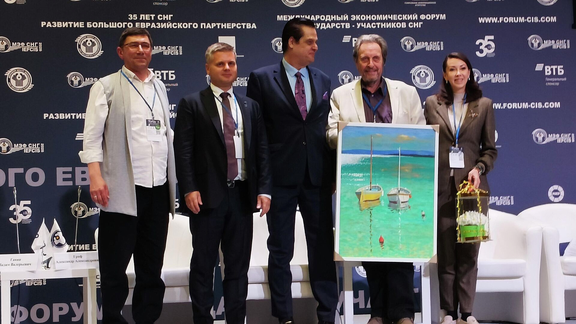 Отец Маска получил в Москве в подарок картину и пасхальный кулич