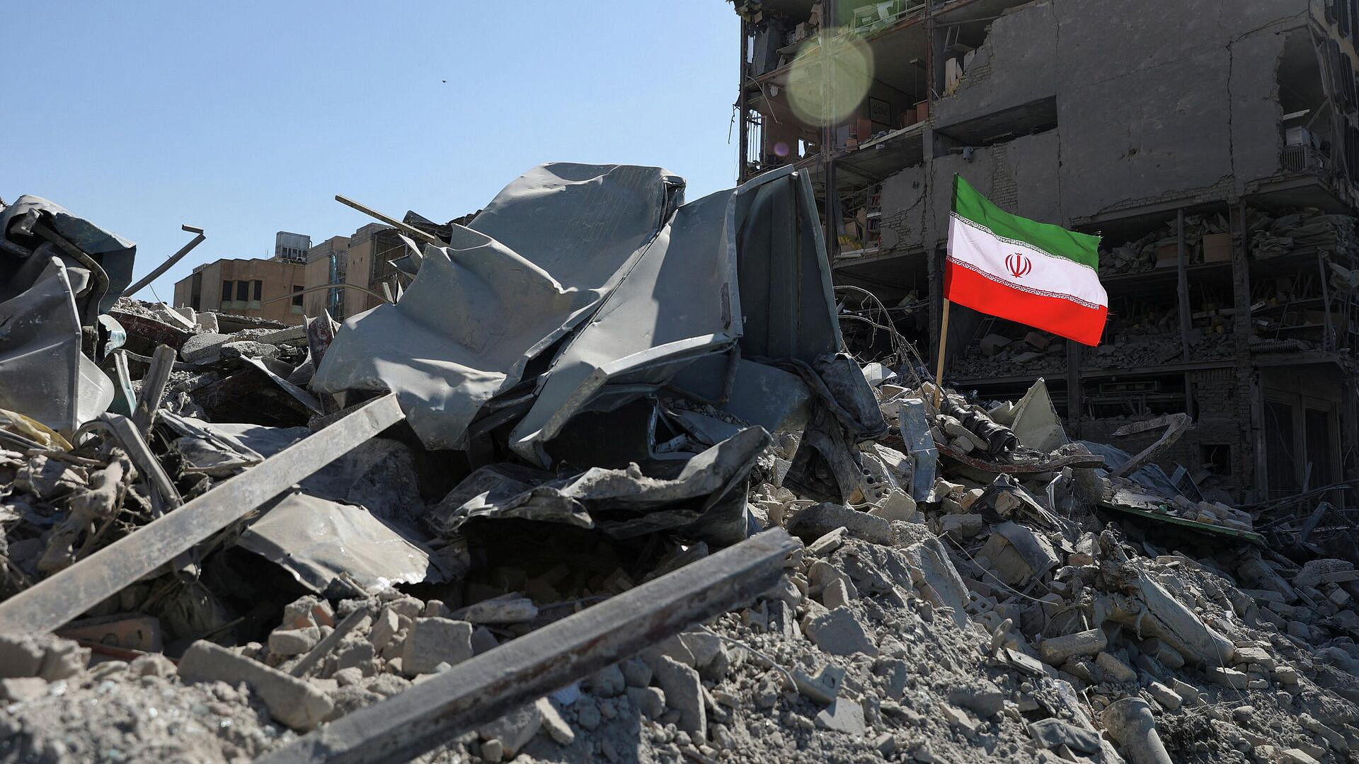 США и Израиль атаковали центры силовиков на северо-западе Ирана