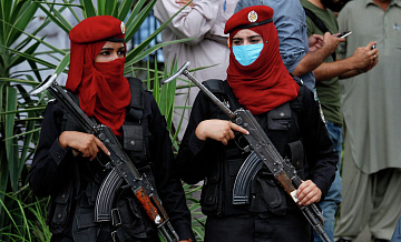 В Пакистане протестующие пытались проникнуть в консульство США, пишут СМИ