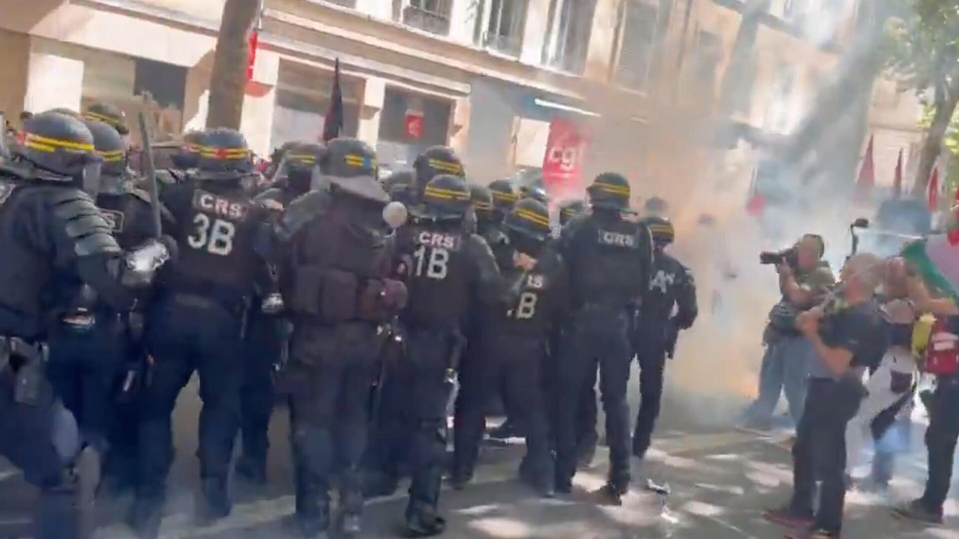 В Париже во время манифестации задержали более 50 человек