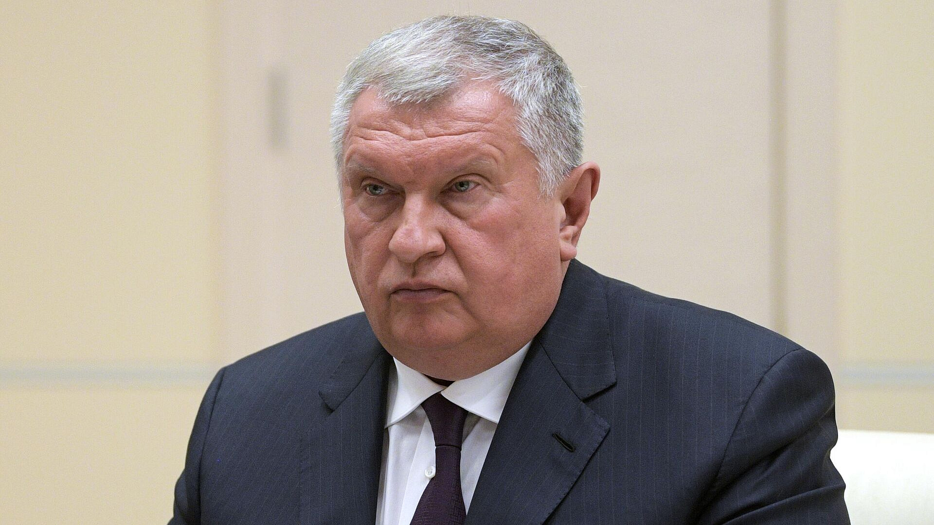 Сечин призвал решить вопросы со ставкой ЦБ и укреплением рубля