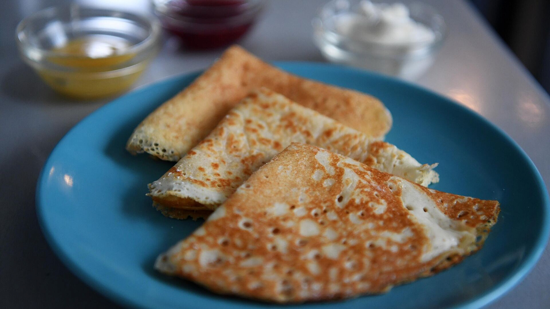 Блины на воде: пошаговые рецепты тонких блинчиков и пышных на дрожжах