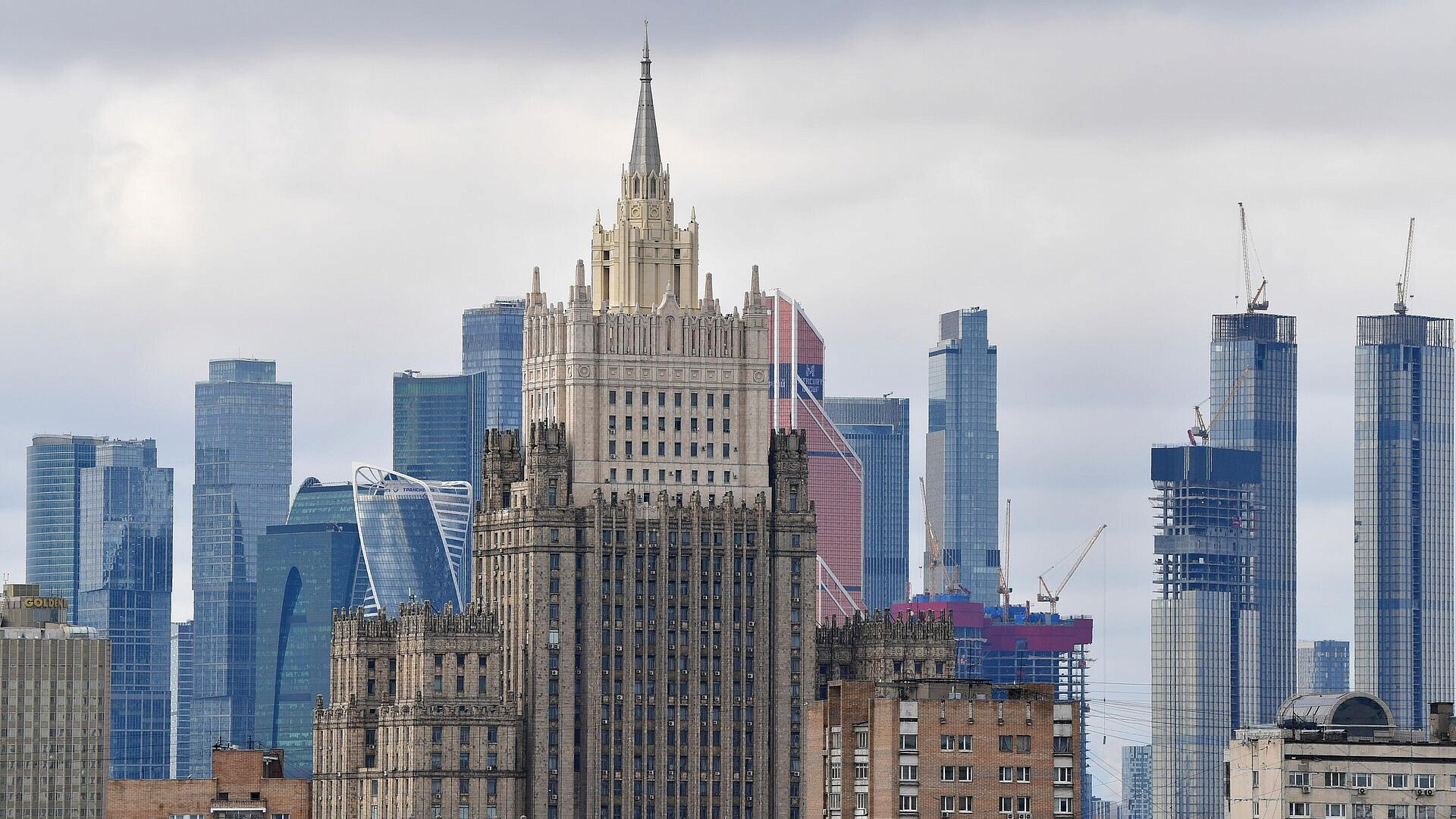 У главного входа в здание МИД России появилась инсталляция Победы