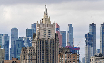 У главного входа в здание МИД России появилась инсталляция Победы