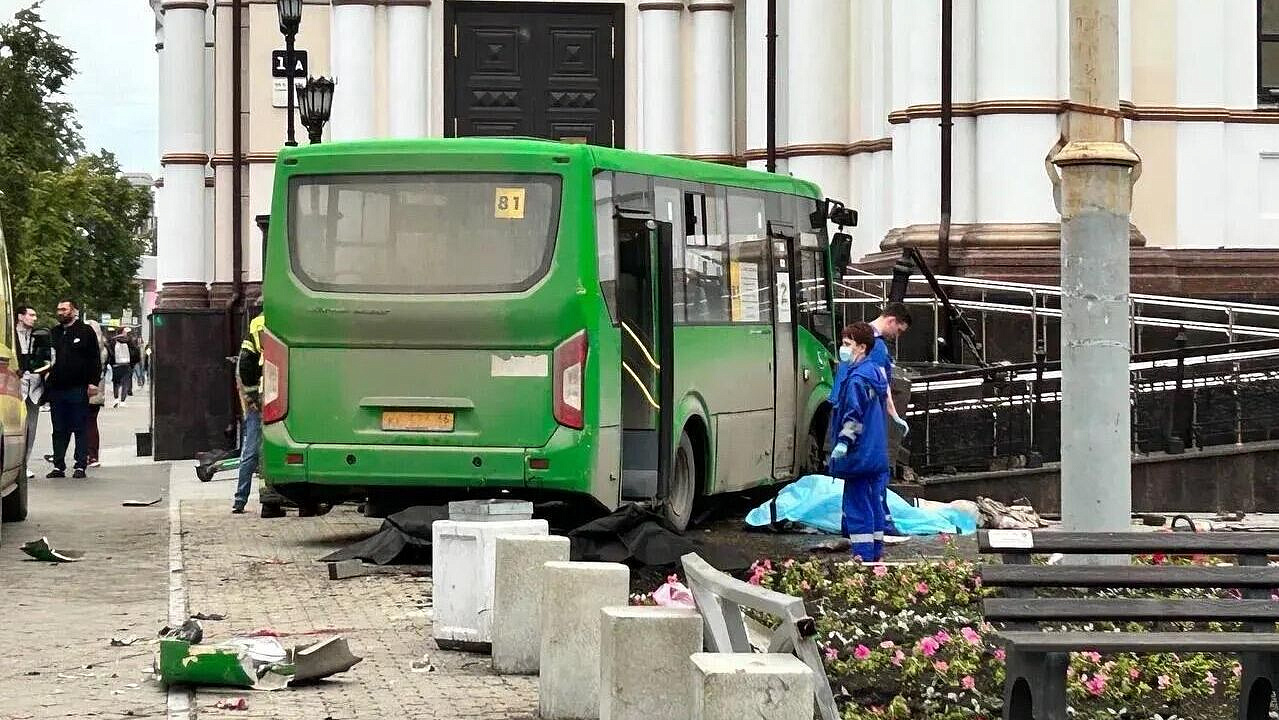 Автобус, попавший в ДТП в Екатеринбурге, врезался в лестницу храма