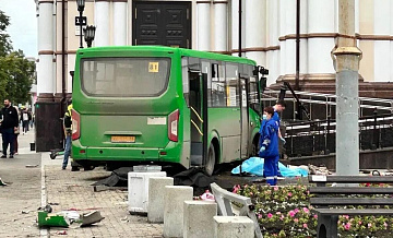 Автобус, попавший в ДТП в Екатеринбурге, врезался в лестницу храма
