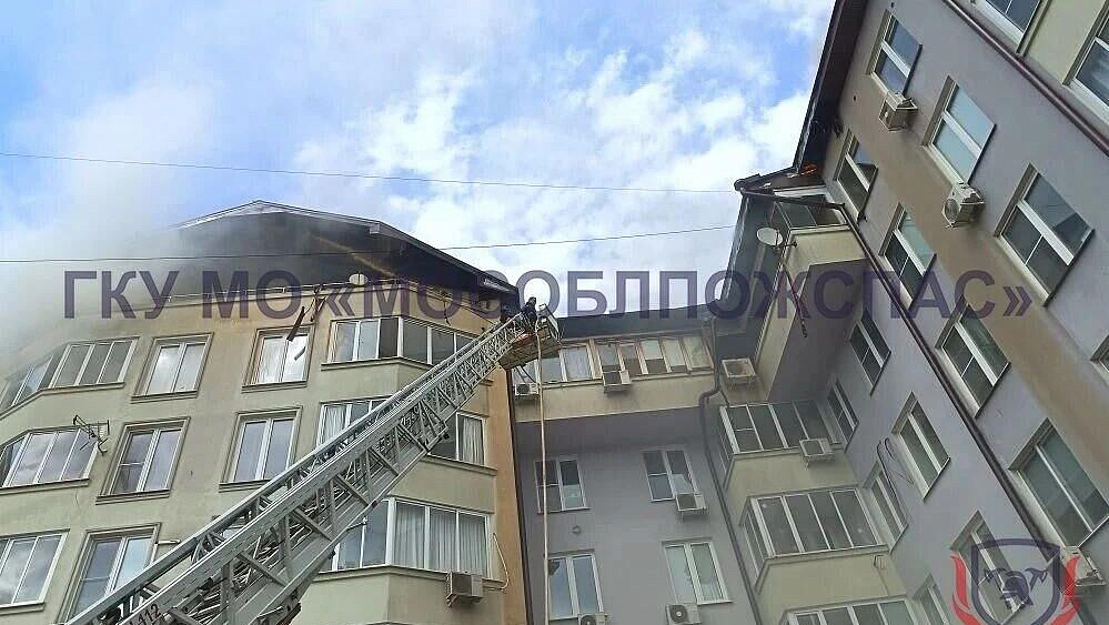 В Звенигороде пожар в многоэтажном доме локализовали на 300 квадратах
