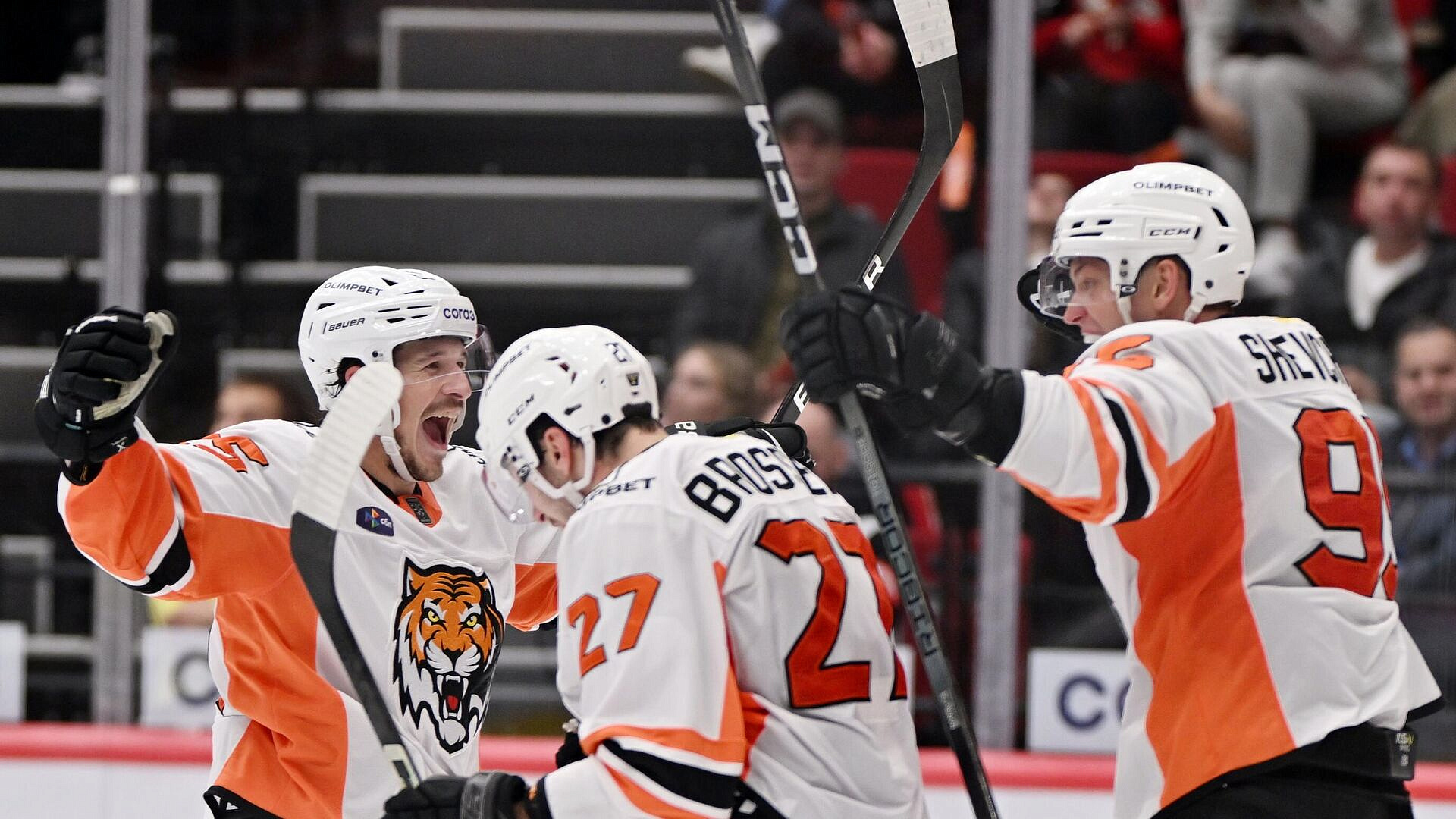 Хоккеисты "Амура" и "Нефтехимика" устроили драку во время рукопожатия