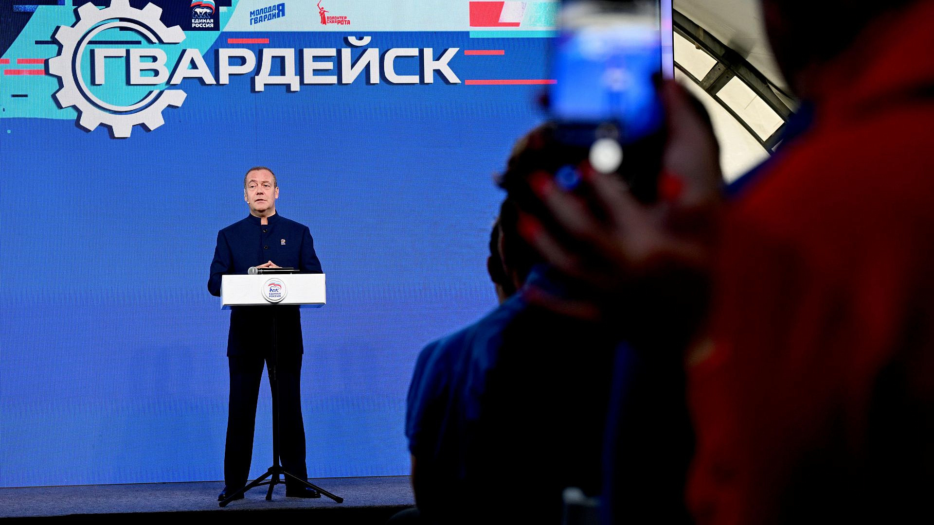 Медведев поблагодарил активистов МГЕР за сохранение памяти о героях ВОВ