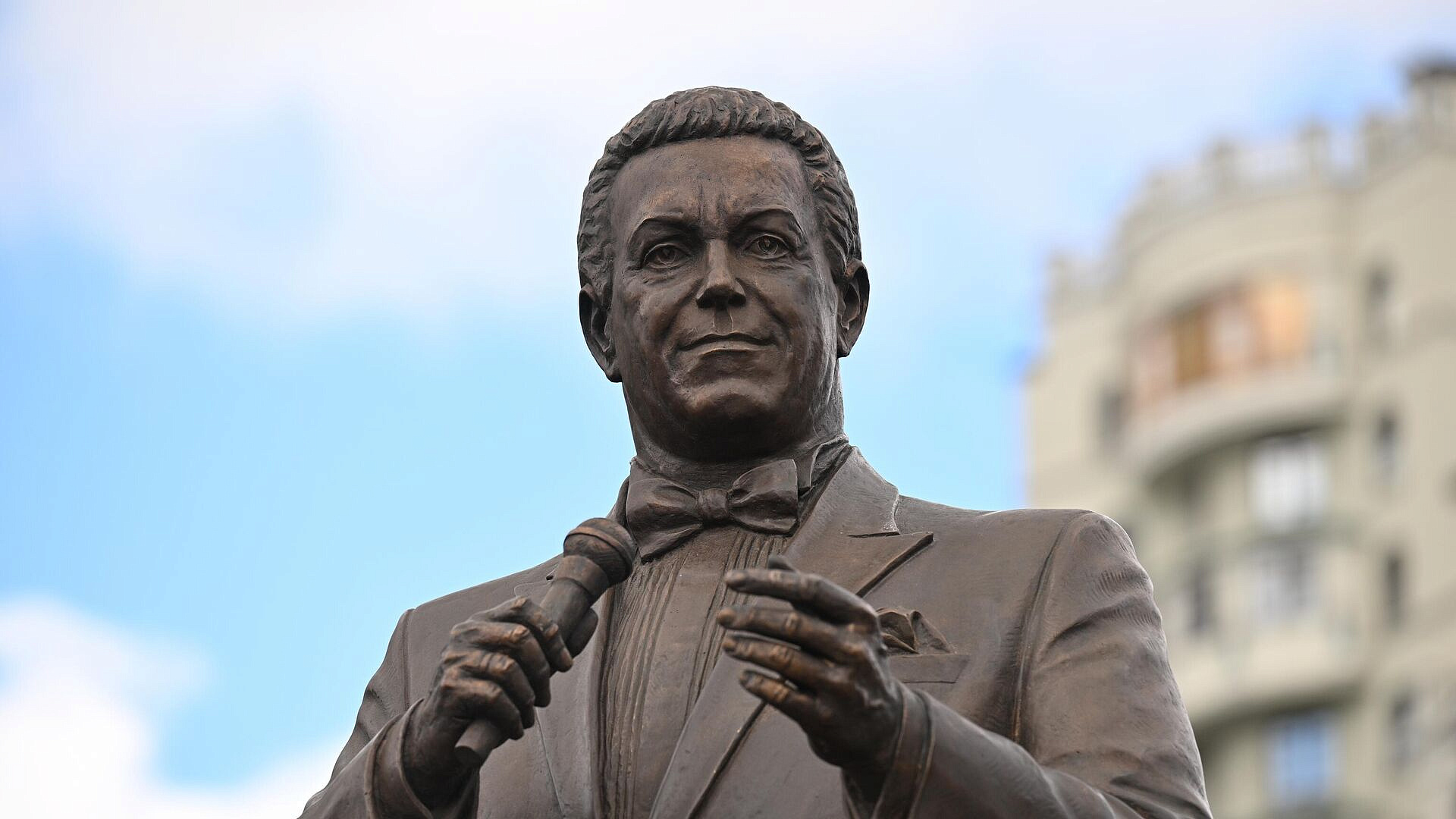 У памятника Кобзону в Москве нашли противозаконные QR-коды